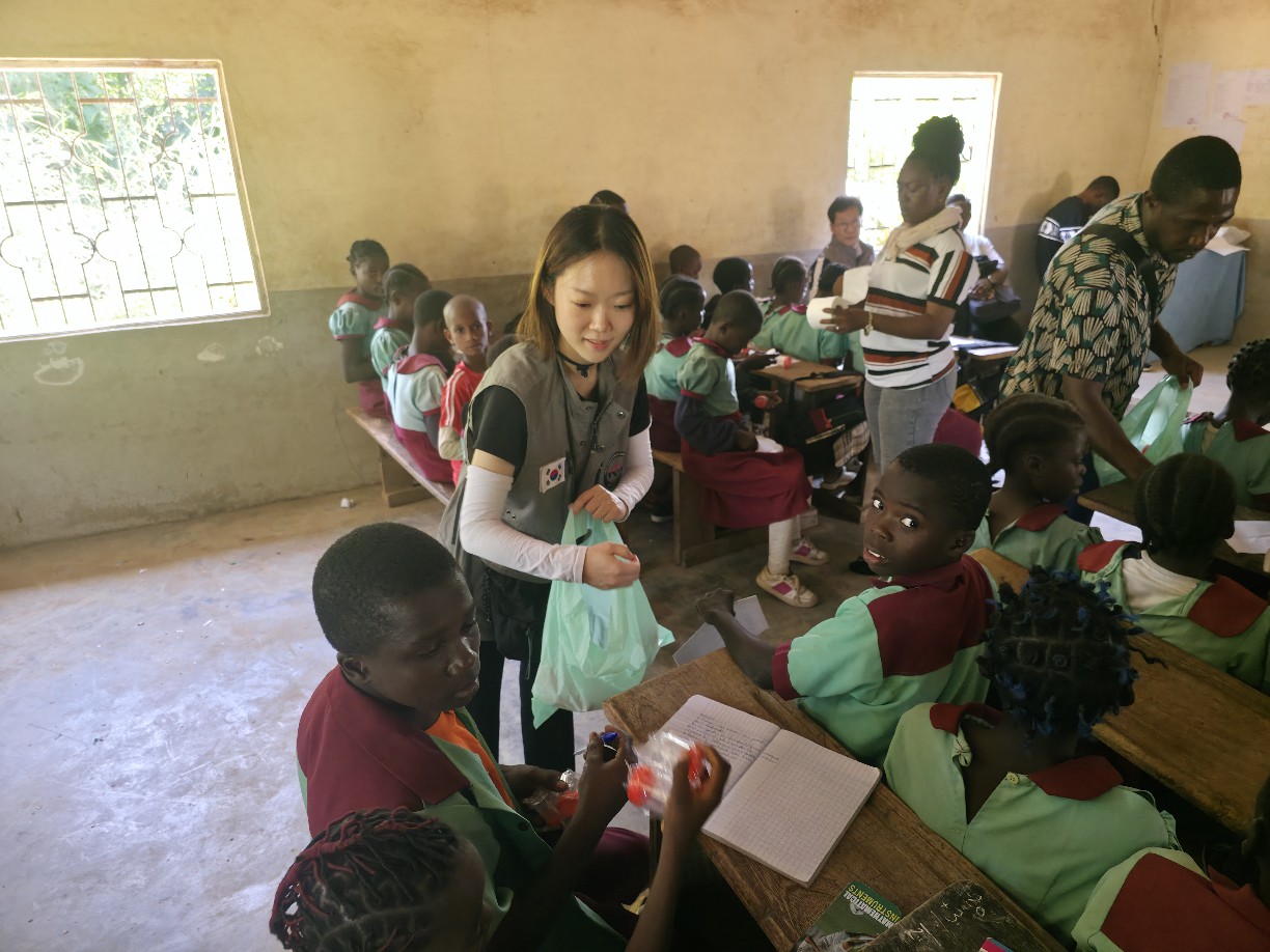 Yoro 학교 대변 채취 과정 참여